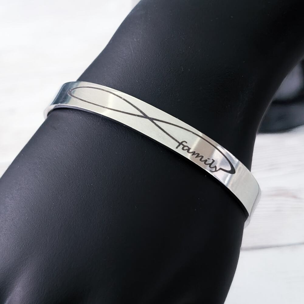 Silver Tone Bracelet with Infinity Symbol and "Family"